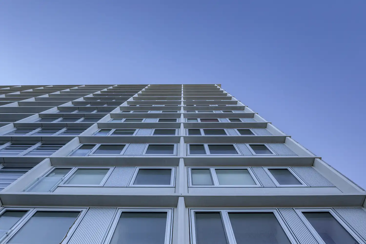 En udsigt over altanerne ved Sorgenfrivang i Danmark