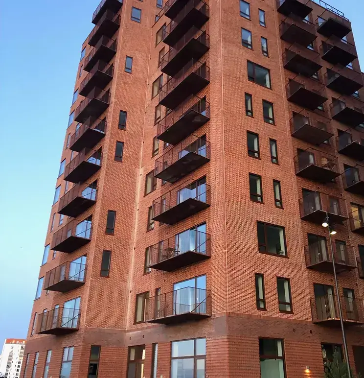 Altaner på en rød murstensbygning