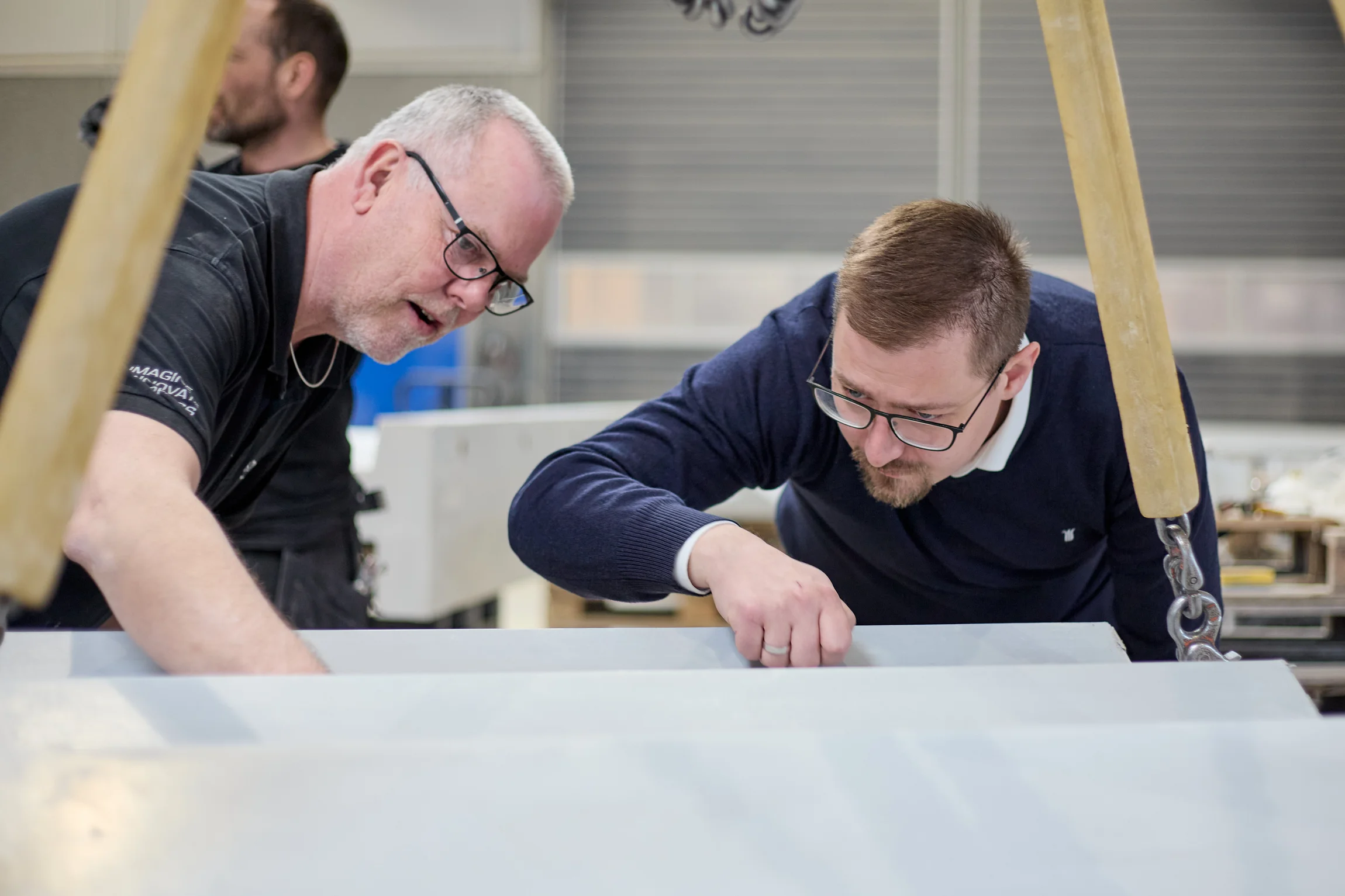 En kontormedarbejder kigger på betonelementer