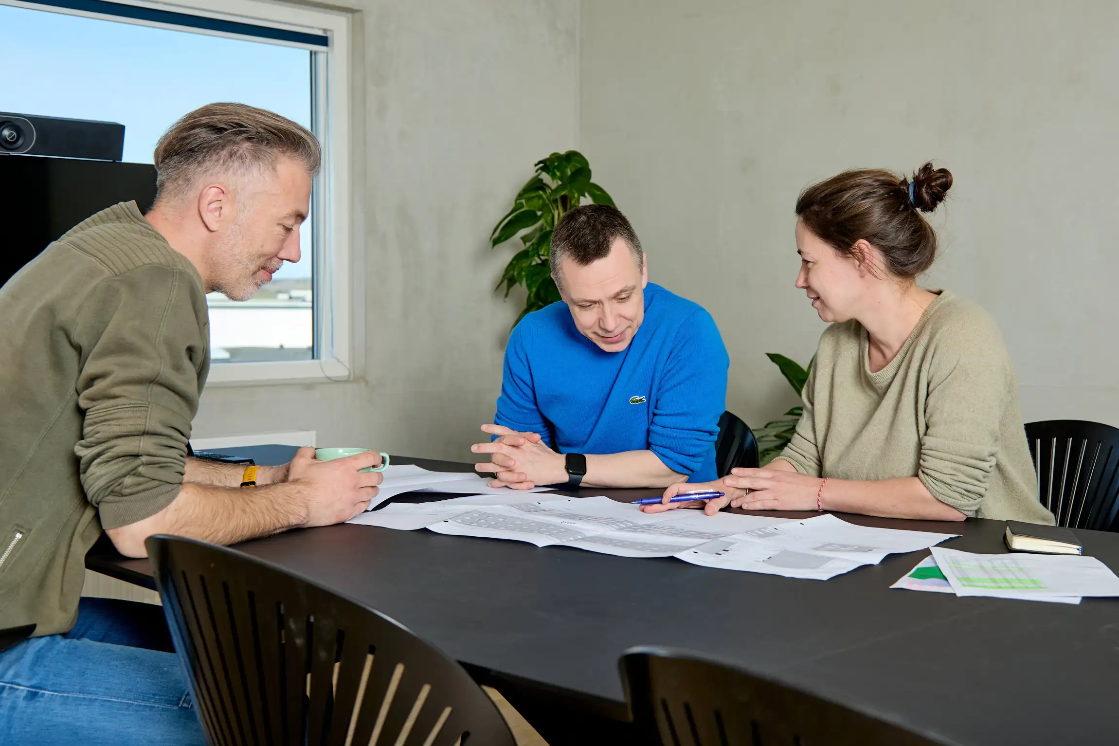 Ingeniører kigger på tekniske tegninger