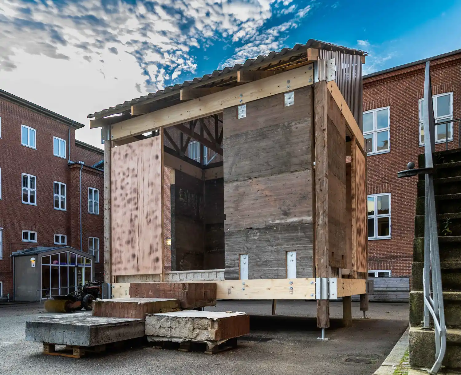 Pavillon af genbrugsmaterialer med altandæk i ultra højstyrkebeton fra Hi-Con indbygget som gulv. 