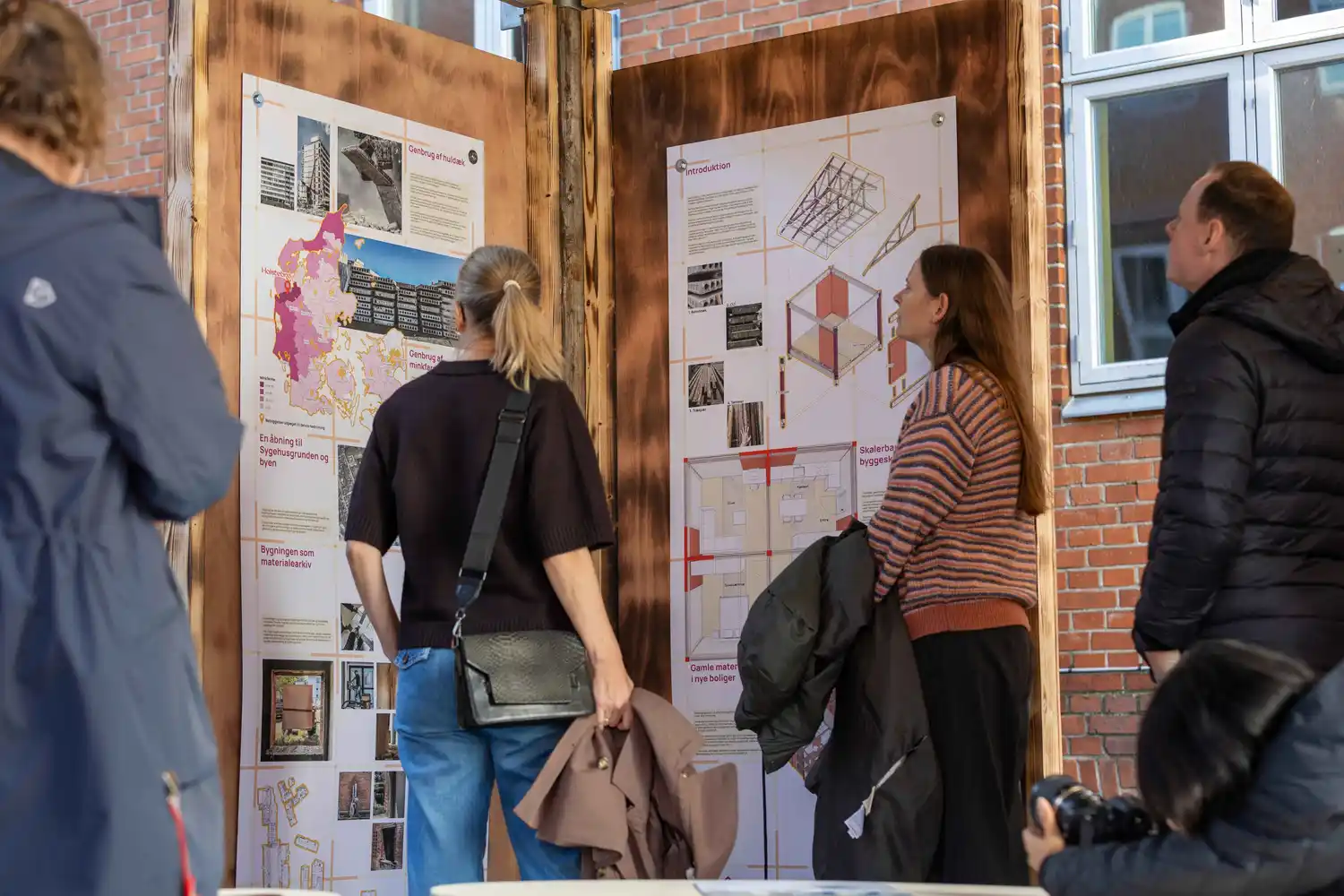 Pavillon af genbrugsmaterialer med altandæk i ultra højstyrkebeton fra Hi-Con indbygget som gulv.