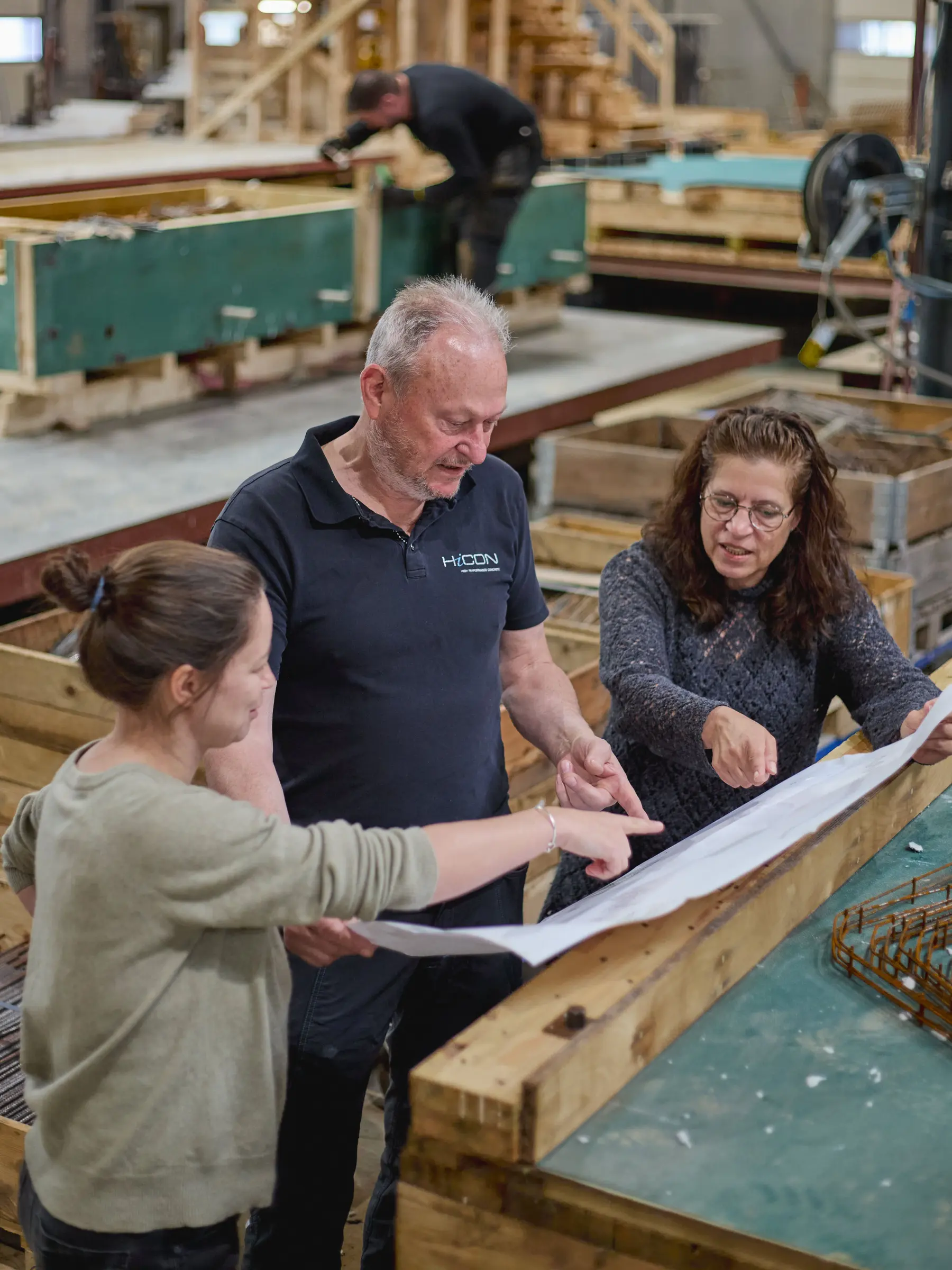 Kontormedarbejdere kigger på tekniske tegninger