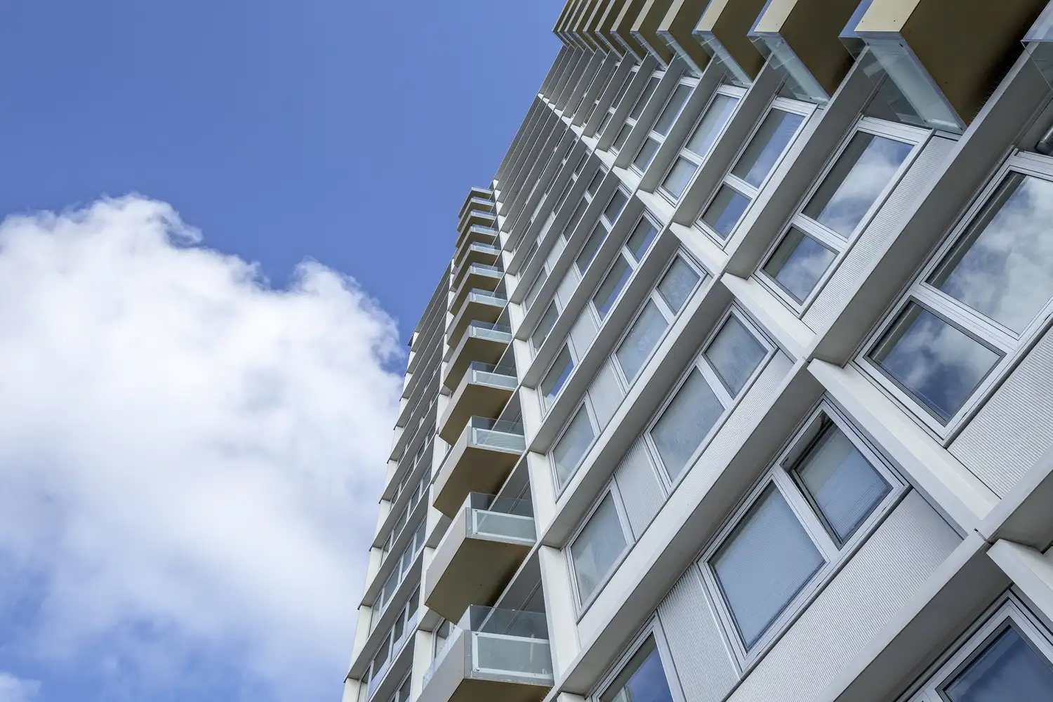 En udsigt over altanerne ved Sorgenfrivang i Danmark