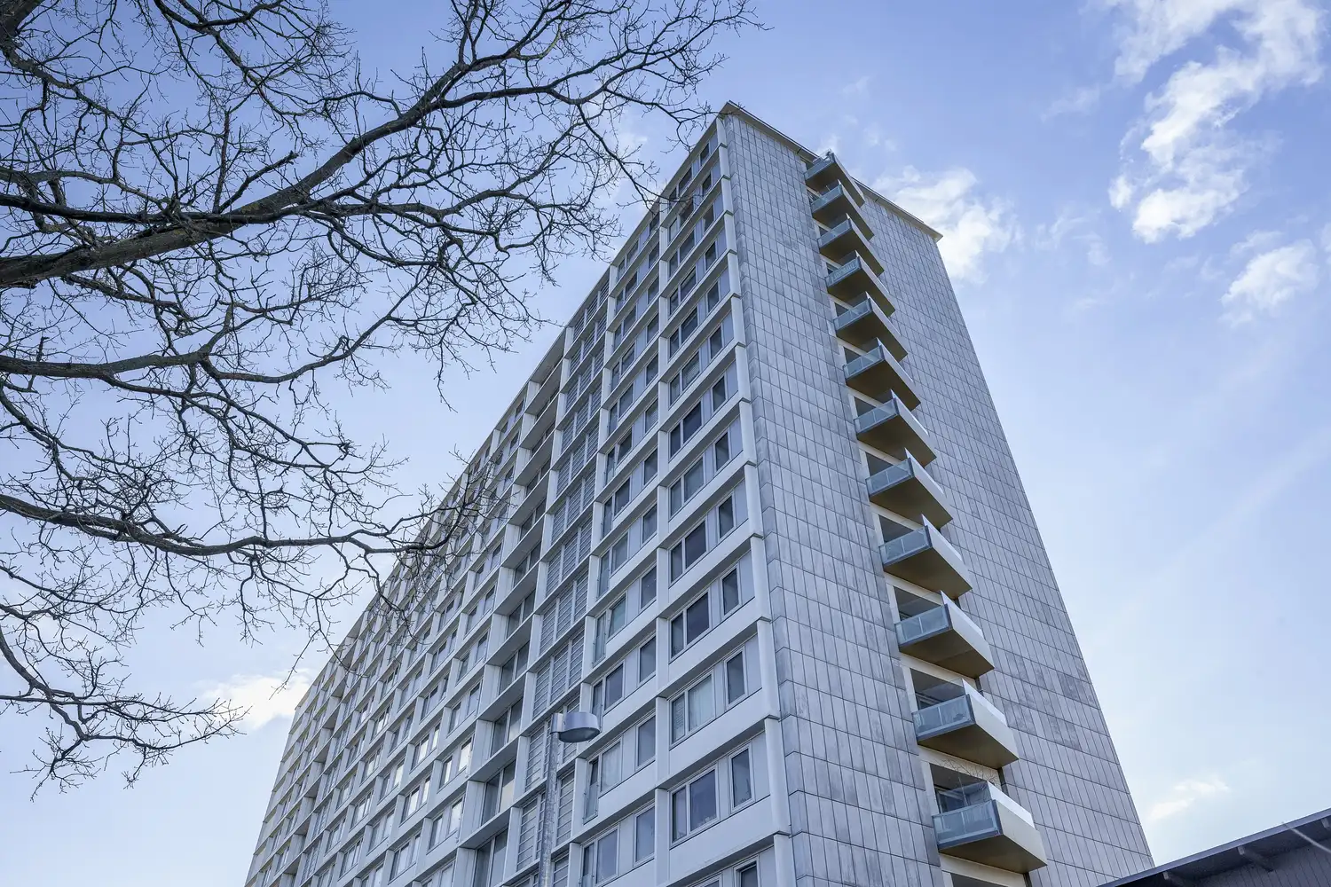 En udsigt over altanerne ved Sorgenfrivang i Danmark