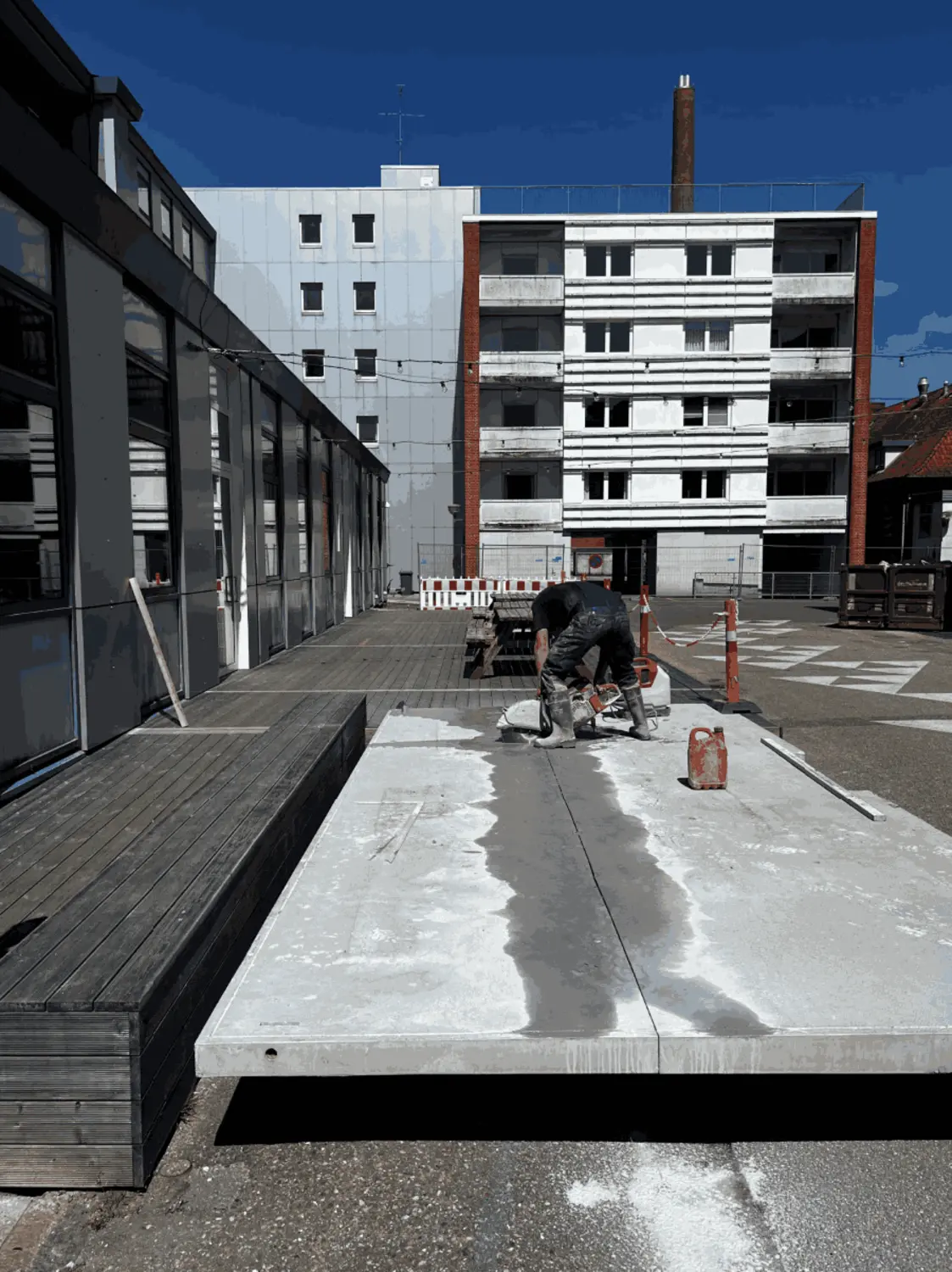 Bearbejdning af altandæk i ultra højstyrkebeton fra Hi-Con indbygget som gulv i 4>1-pavillonen i Holstebro.