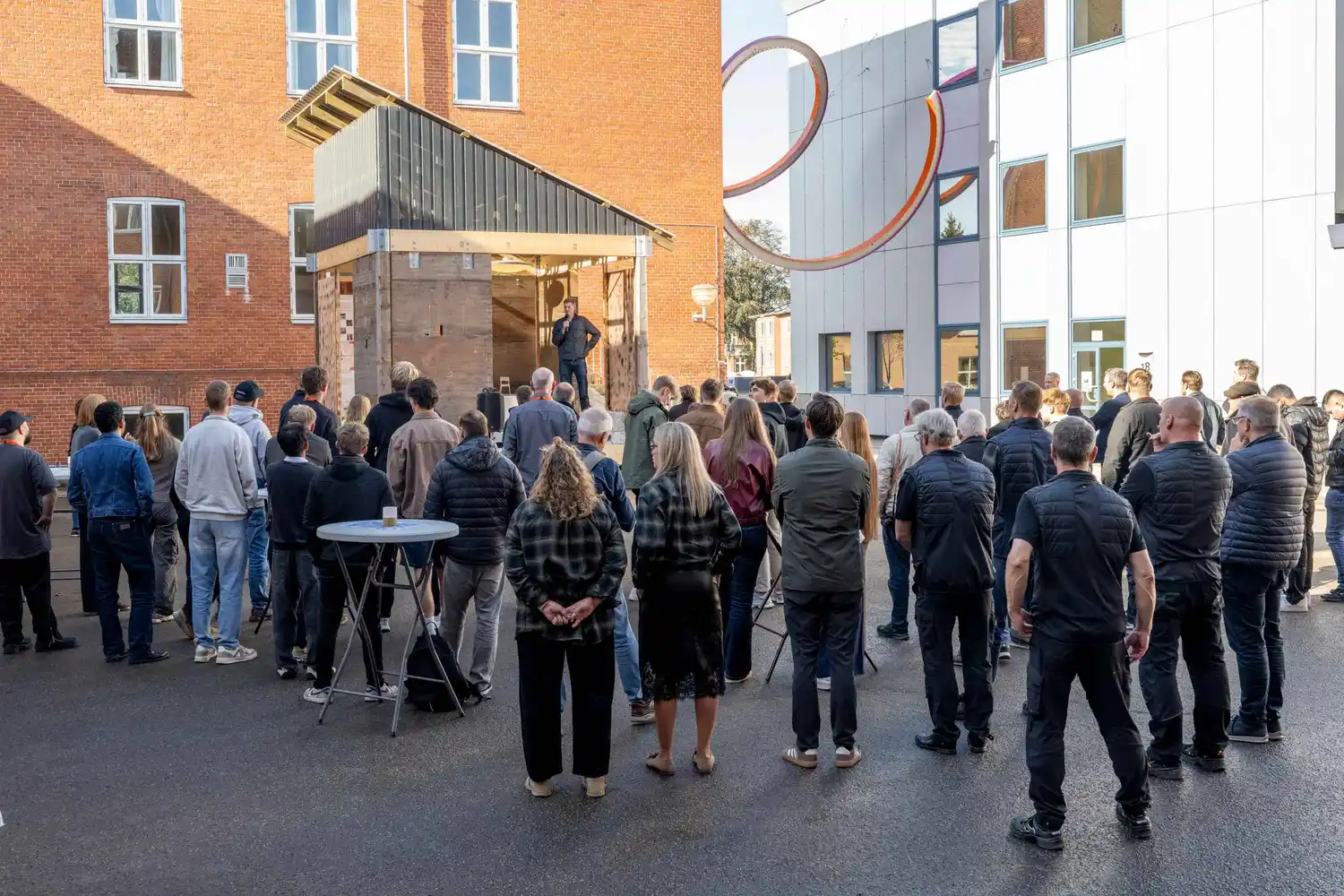 Pavillon af genbrugsmaterialer med altandæk i ultra højstyrkebeton fra Hi-Con indbygget som gulv.