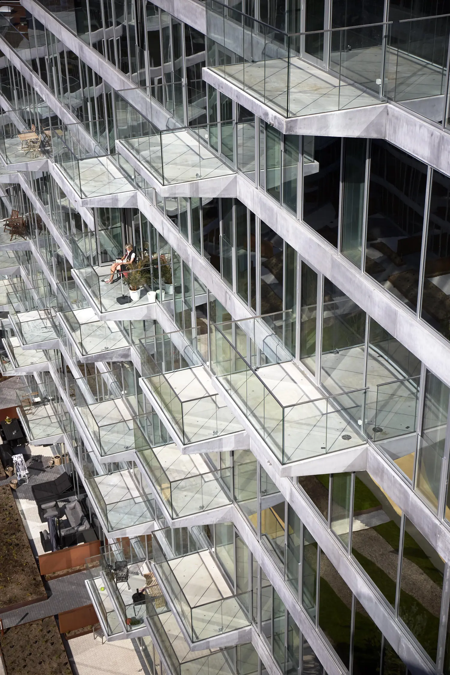 Slanke altaner med glasrækværk