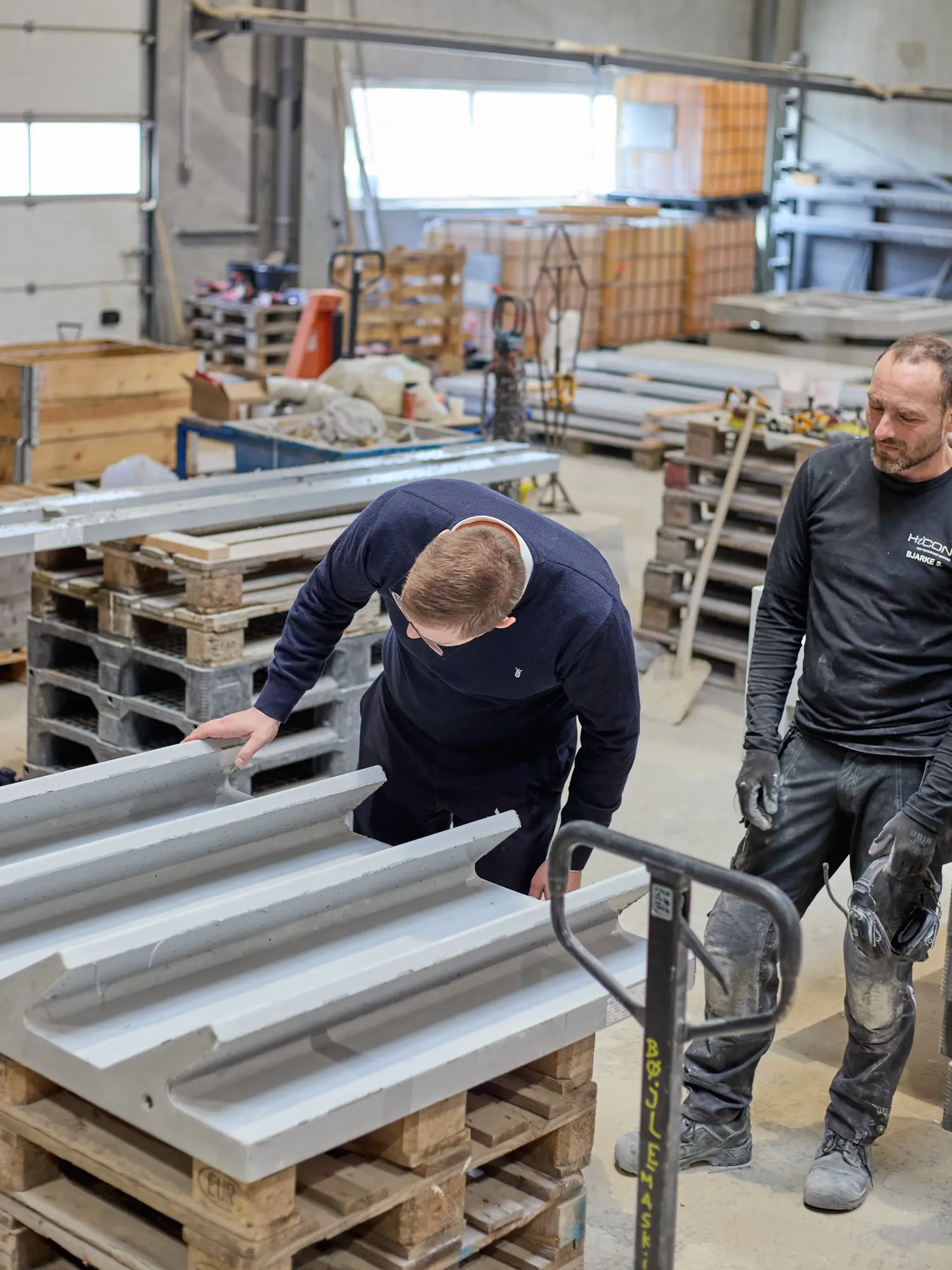 En kontormedarbejder kigger på betonelementer