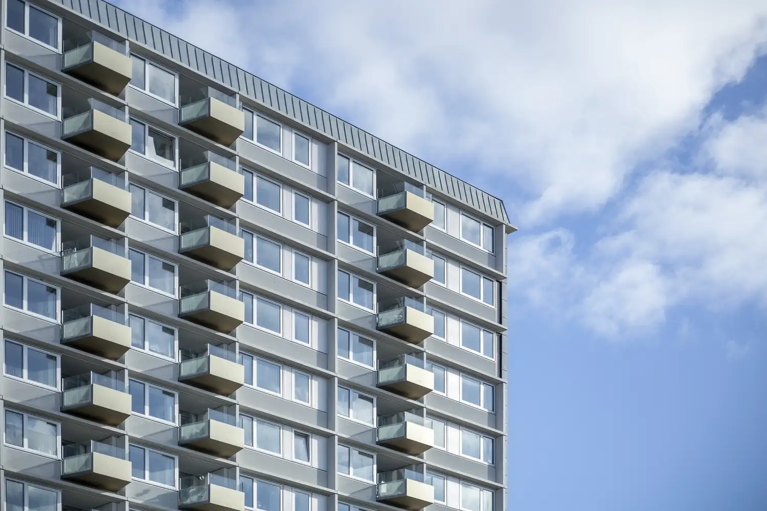 En udsigt over altanerne ved Sorgenfrivang i Danmark