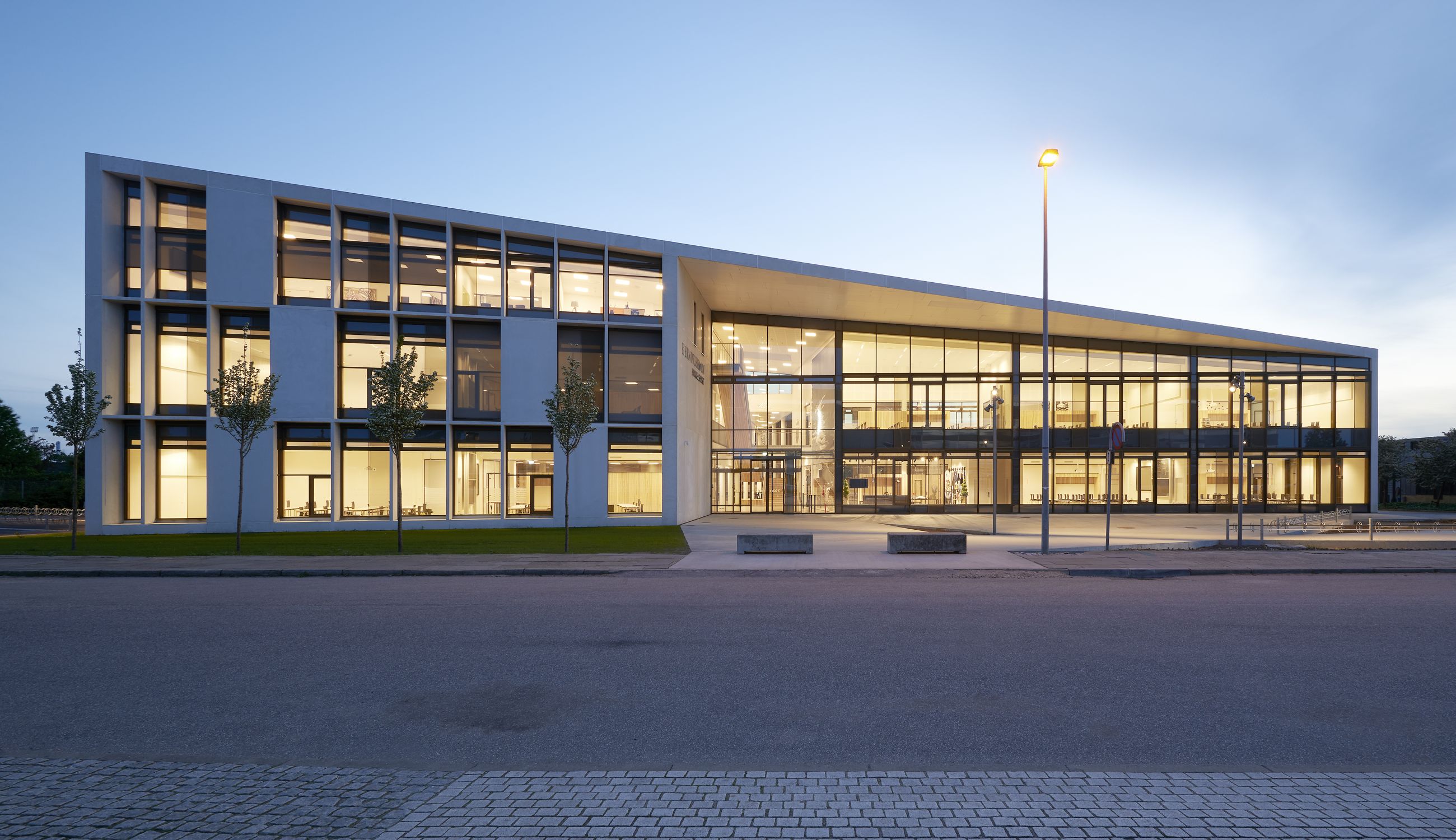 Особенности архитектурных школ. Музыкальная школа фасад Финляндия. Архитектура школа Litherland High School. Школа в Швеции архитектура.